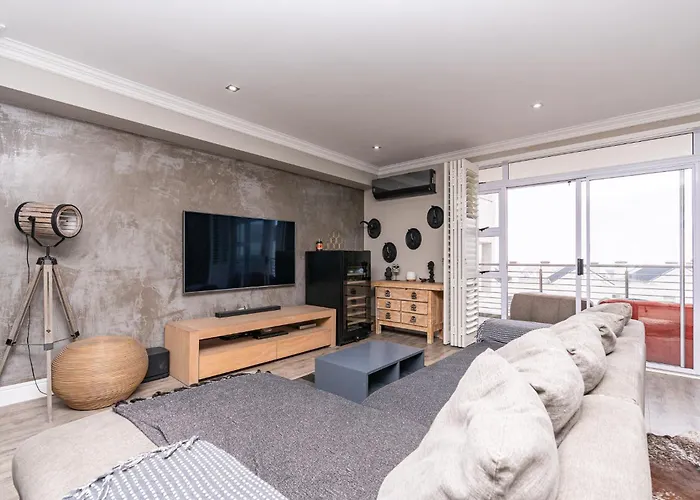 Luxury Secure Big Bay Apartment