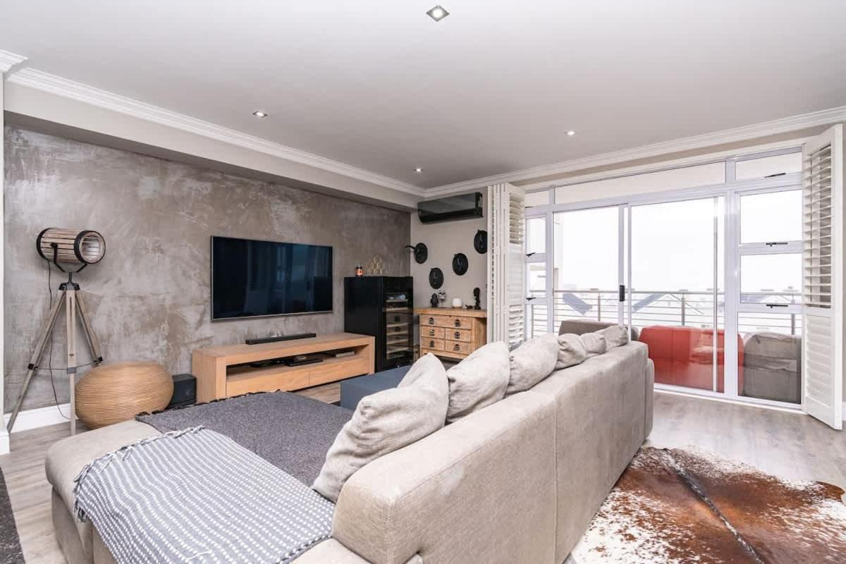 Luxury Secure Big Bay Apartment